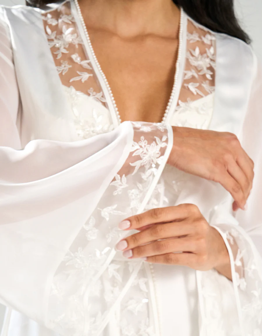 روب ساتان طويل مزين بتطريز للعرائس - Image 5